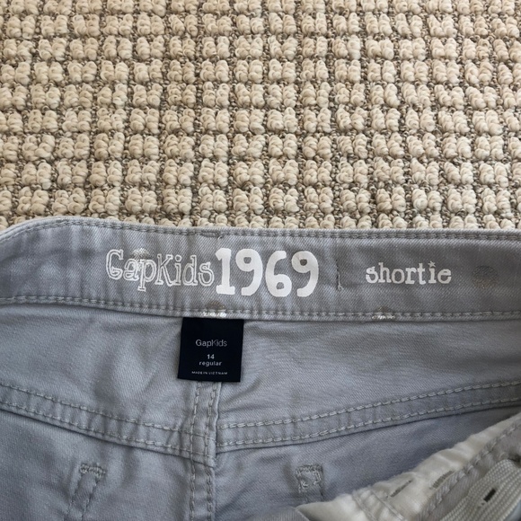 Like new! Girls' Gap gray/silver polkadot shorts - Picture 4 of 4